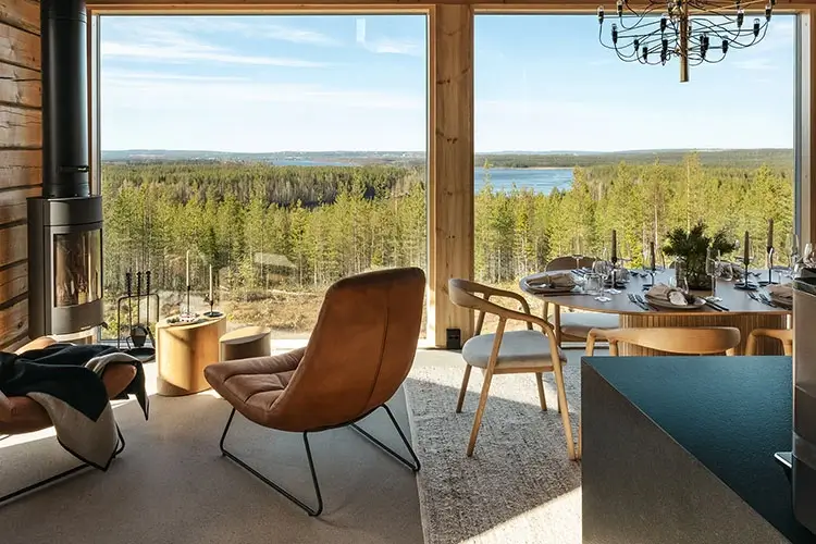 Villa Tähtivaaran olohuone ja ikkunasta avautuva maisema